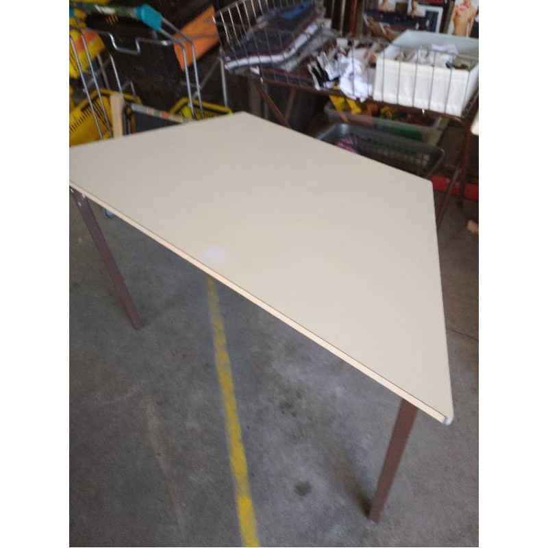 BUREAU TRIANGULAIRE 