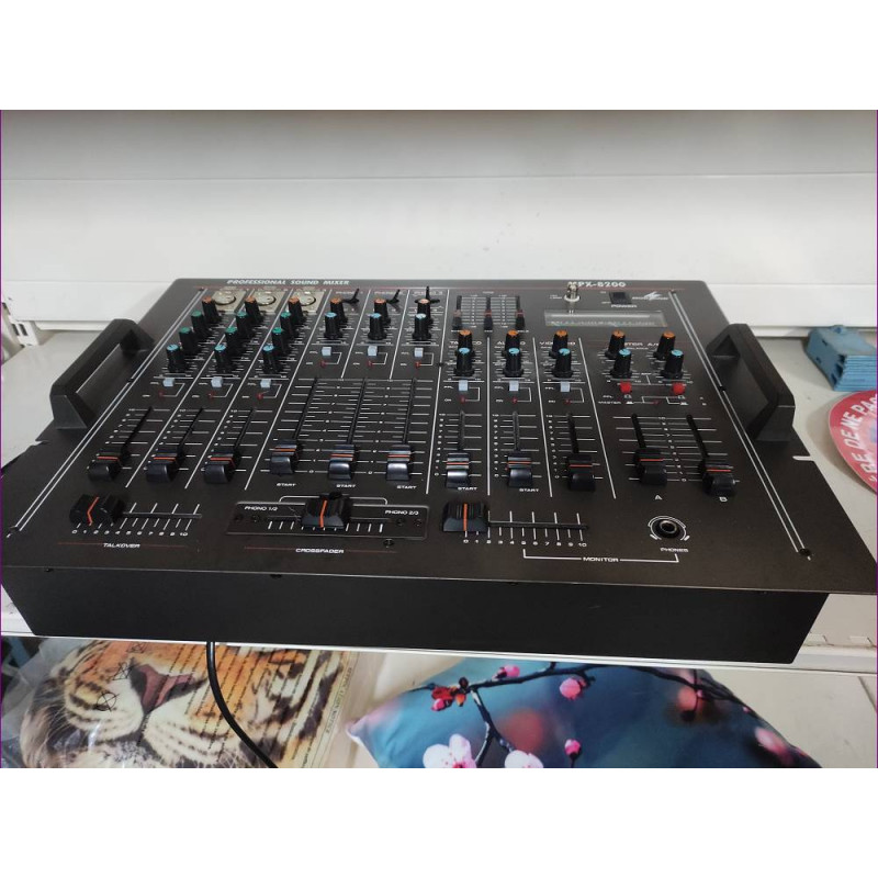 TABLE DE MIXAGE MONACOR MPX 8200