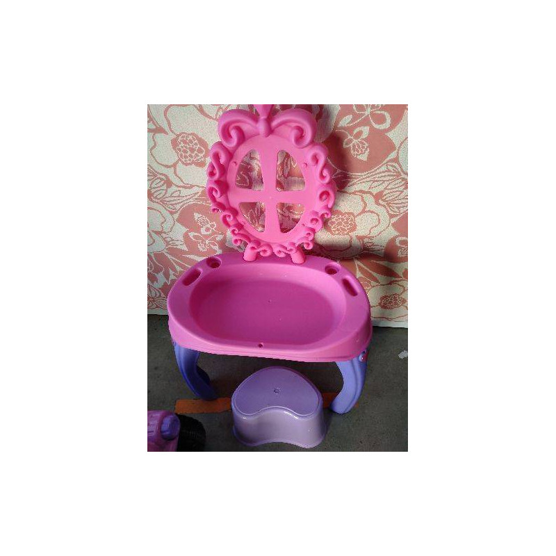 COIFFEUSE ET SON TABOURET