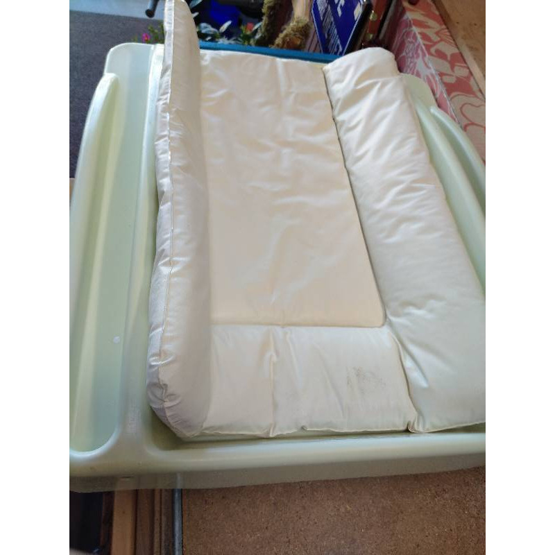 TABLE A LANGER AVEC MATELAS